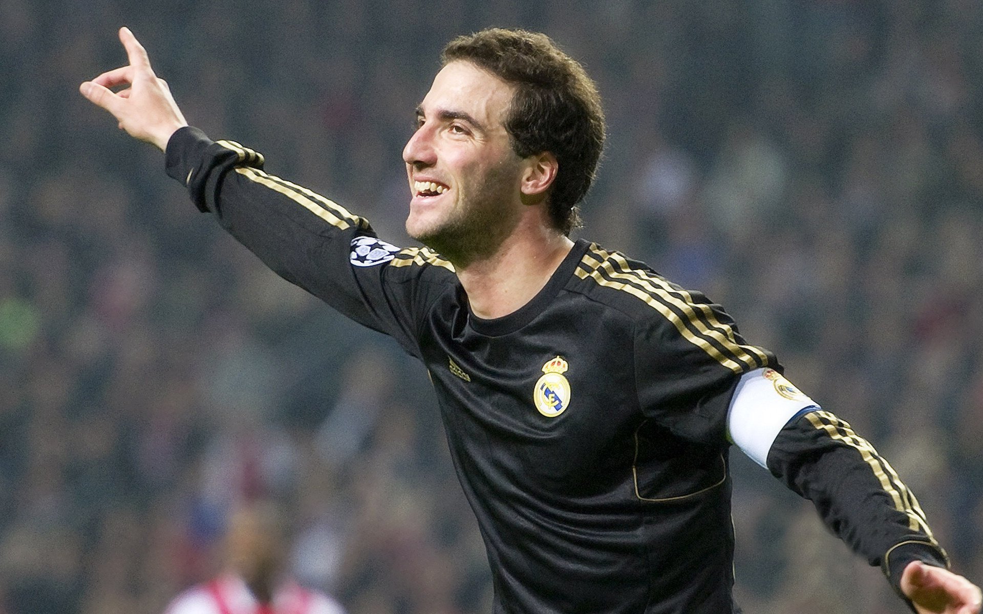 官方视角下的莱万，从进球机器到战术支点与职业图腾，中锋价值的现代重构